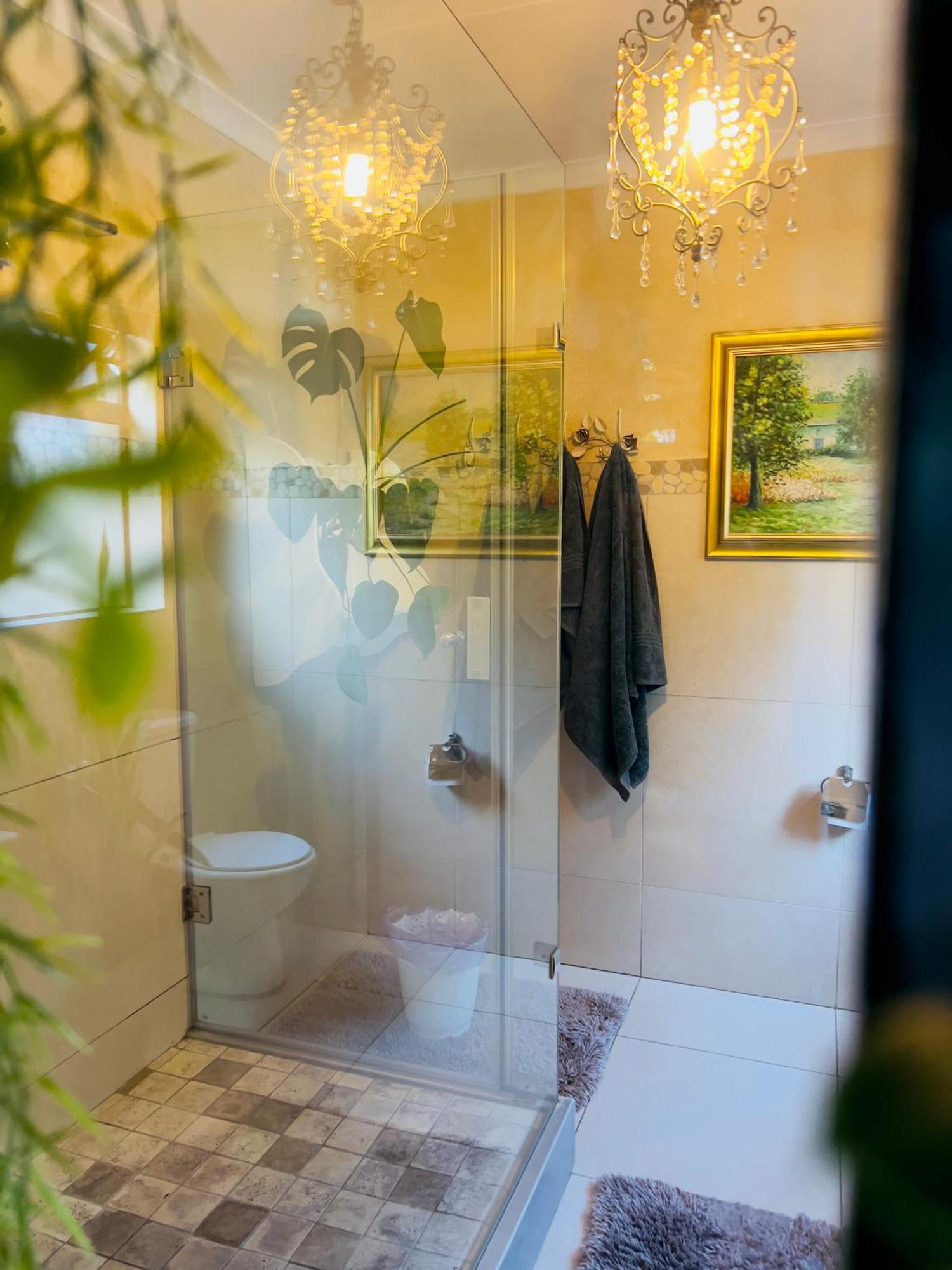 Art-Inspired Bedroom Close To Cbd Mossel Bay Exterior photo